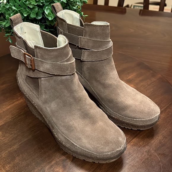 Merrell Women’s US 7.5  Ankle Boots Stone/Tan Suede - Picture 1 of 15
